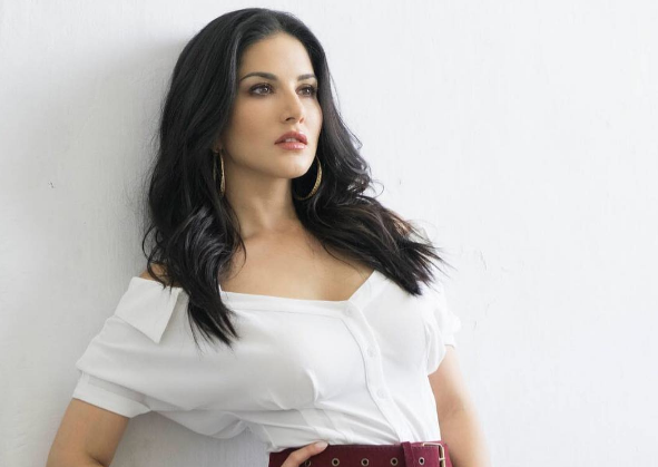 Baby Dall Mai Sone Ki, actress Sunny Leone shimmers in Gold