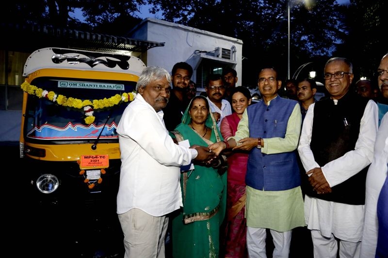 CM Chouhan Hands Over Auto Keys to Father of Brave Youth Late Deepak Sahu