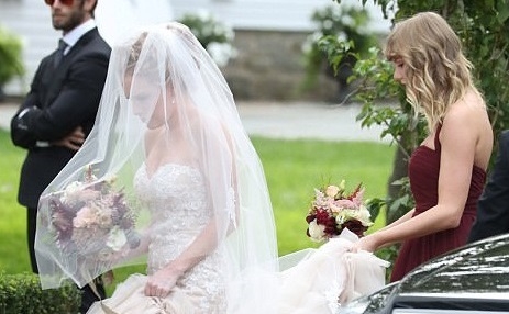 Taylor Swift attended a friends wedding and was the bridesmaid carrying the back of her friend’s wedding dress!