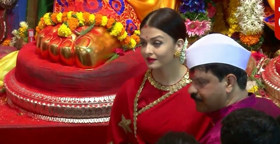  Aishwarya  Rai Bachchan paid darshan to  Lal Baugh Cha Raja, and we wonder What she wished for?
