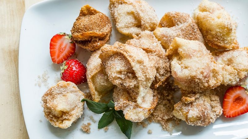 Strawberries and Cream Wonton Bites 
