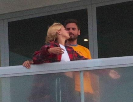  Scott Disick kisses Sofia Richie 