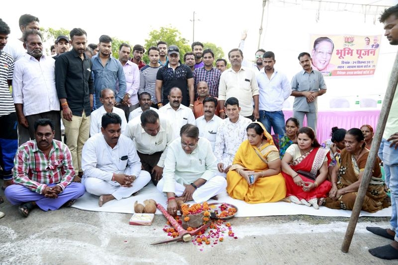 Revenue Minister Gupta performs bhoomi-pujan of park and gym