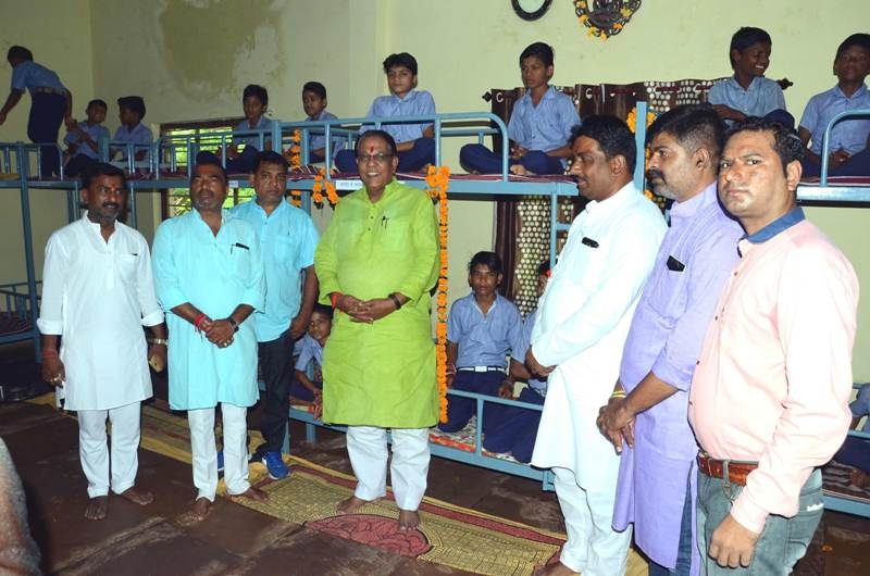 Revenue Minister Gupta Gifts Beds to Hostel