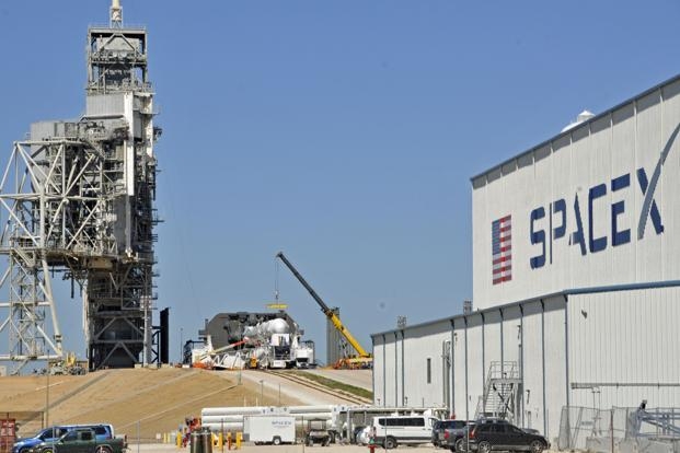  SpaceX to put humans on Mars by 2024, cut flight times on Earth (Lead) 