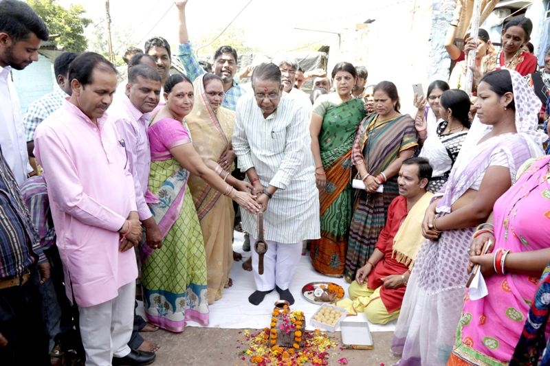 Revenue Minister performs Bhoomi-pujan at Rajiv Nagar Road Cross