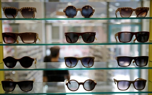  How to pair sunglasses with other accessories for a chic look 
