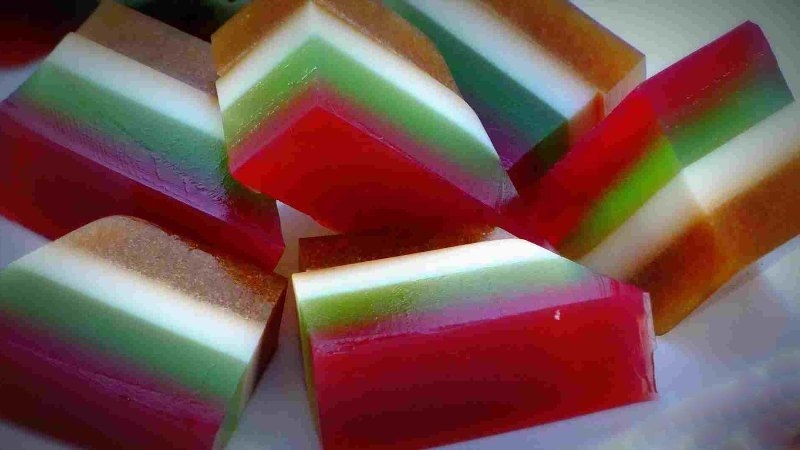  Cherry- or Strawberry-Flavored Jelly Shooter
