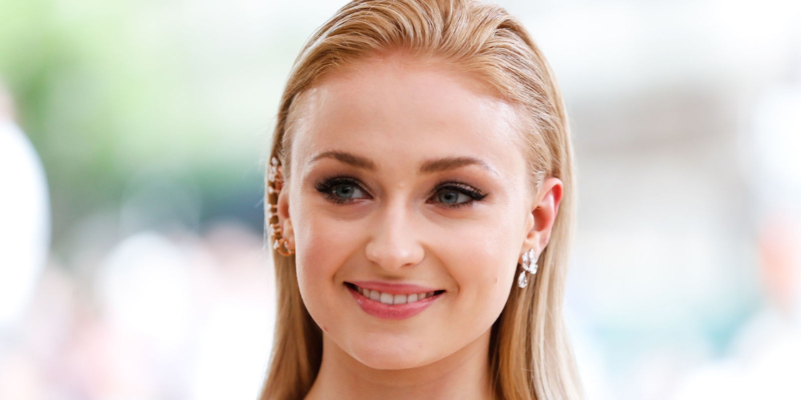  Sophie Turner uses snail gel eye patches 