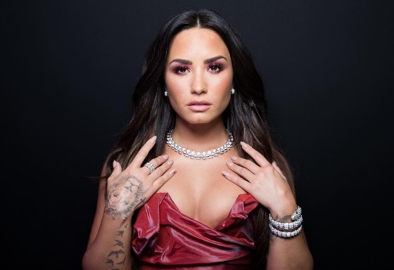All for the sake of fans, Demi Lovato opened the doors to her life behind the glitter and glamour  in the documentary "Simply Complicated".
