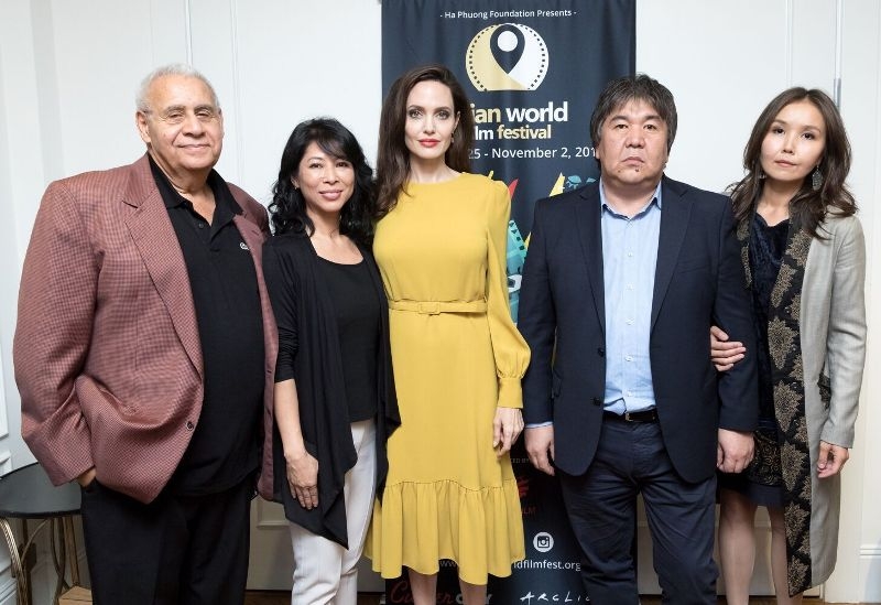 Angelina Jolie and Loung Ung Accept The 'Rising Star' Award 